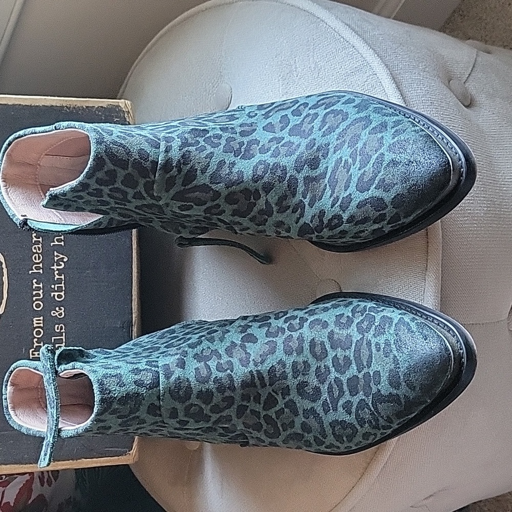 Sneaky Steve dark green leopard booties size 9
